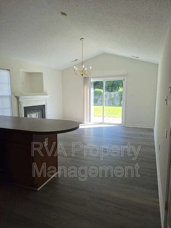 3 bed, 2.0 bath, 1555 sqft, $1,900 — Photo 4