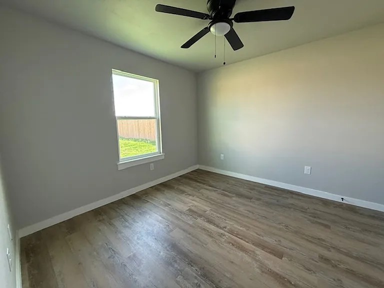 938 Minda St — Photo 11