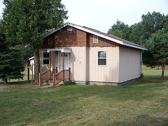 Front of home showing nice yard