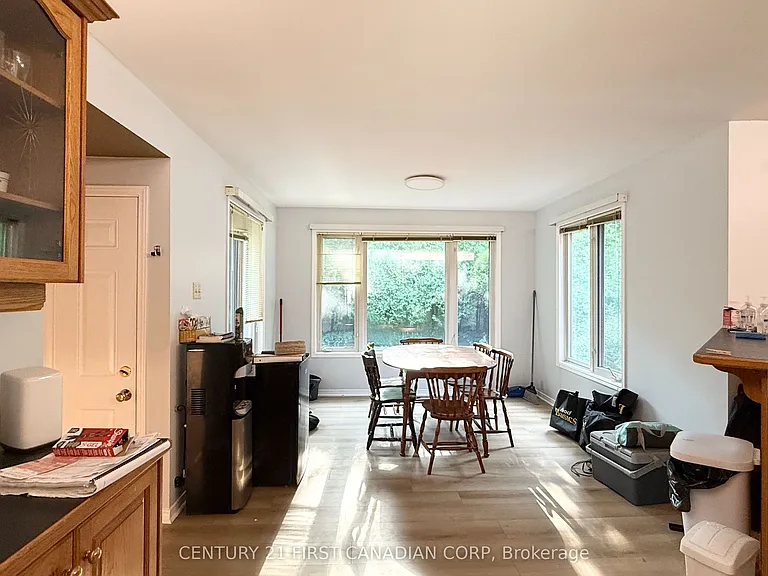 80 Rollscourt Pl — Photo 5