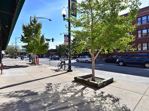 2nd image of 1902 W Montrose Ave #2w