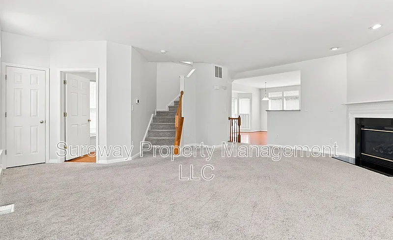 3 bed, 2.5 bath, 2102 sqft, $3,300 — Photo 4