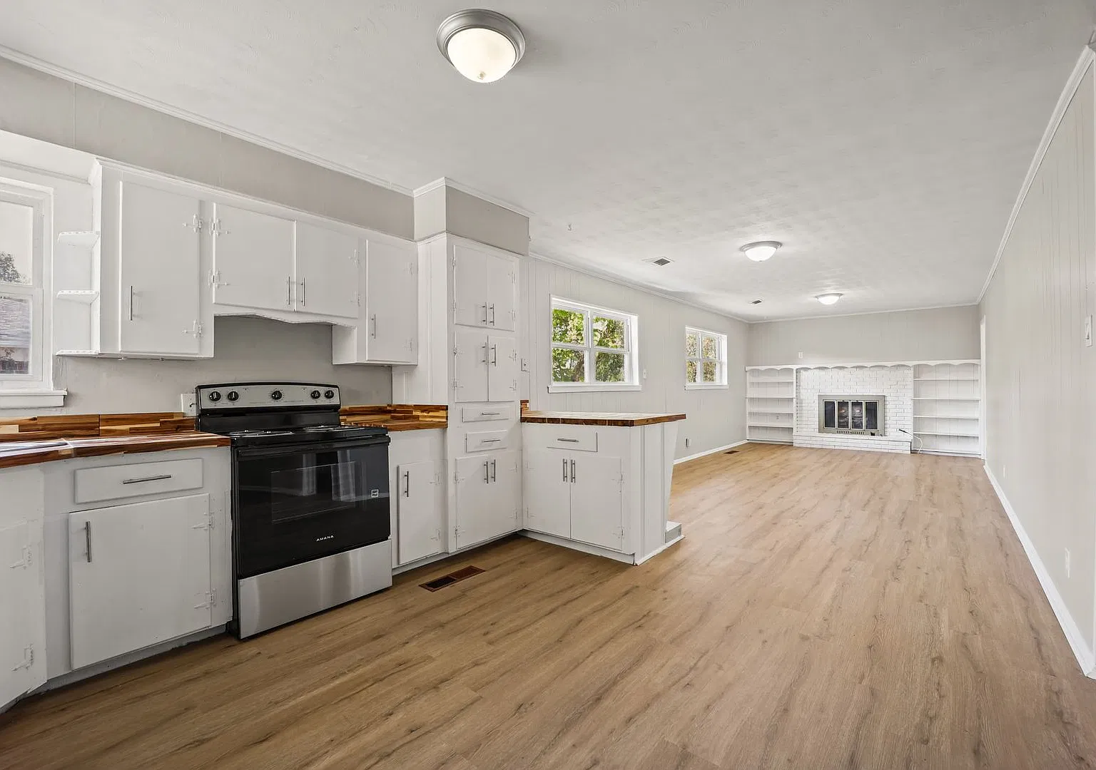 Free Month Rent! Freshly Updated 4 Bedroom House — Photo 1