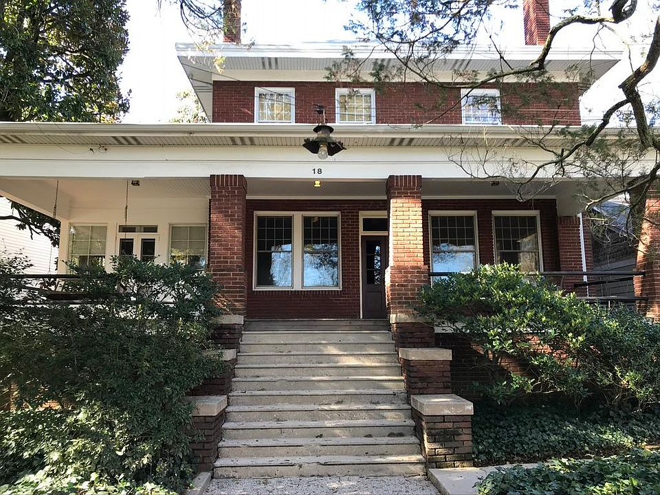 Front of house. Listed apartment is on the ground floor, left.