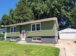 2547 W 9th St, Waterloo, IA 50702