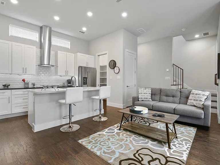 4230 Roseland Ave #105 — Photo 3