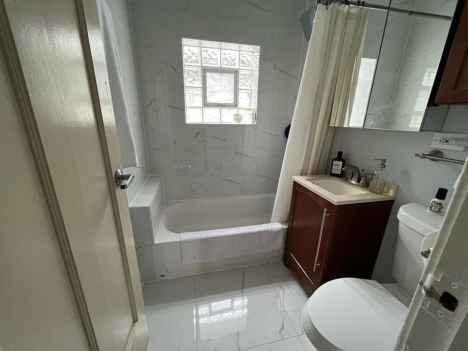 1st image of 2124 W Ainslie St #2