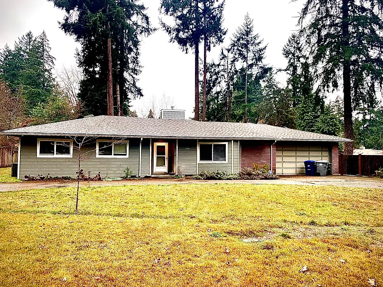 12304 Glenwood Ave SW — Photo 2