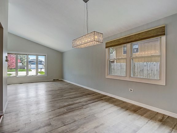 3rd image of 15562 Maple Ct