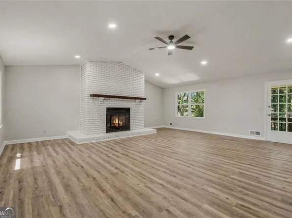137 Farmington Dr, Woodstock, GA 30188