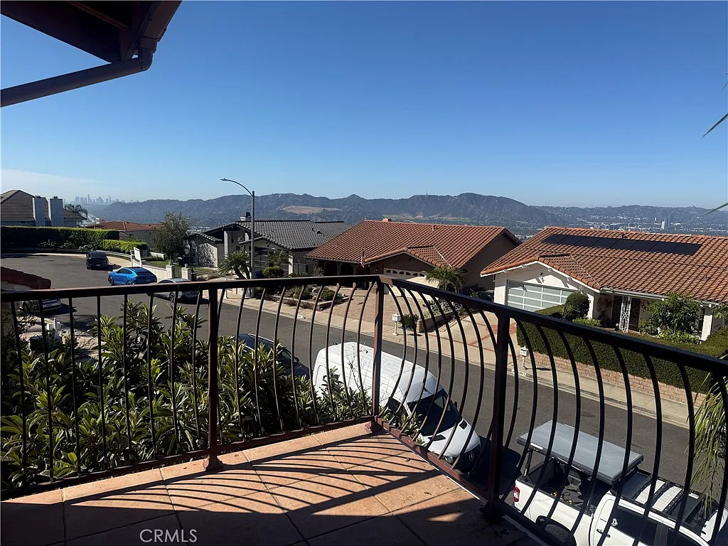 5 bed, 3182 sqft, $9,300 — Photo 3