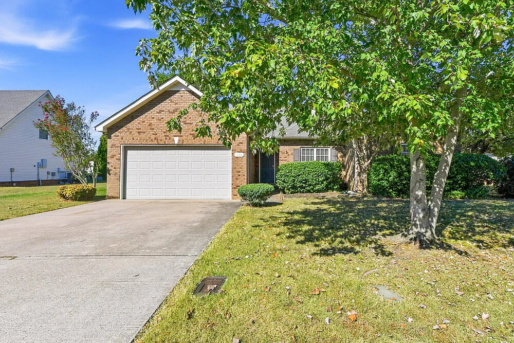 3 bed, 2.5 bath, 1952 sqft, $2,230 — Photo 1