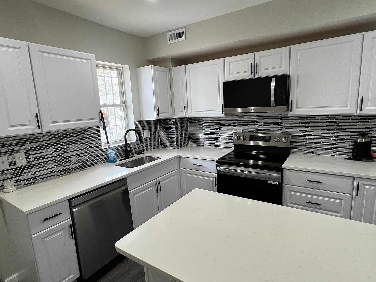 3 bed, $1,600 — Photo 4