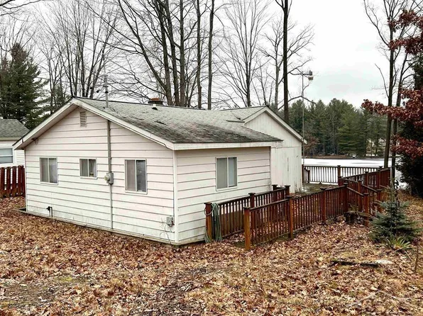 3449 Lakeview St, Harrison, MI 48625