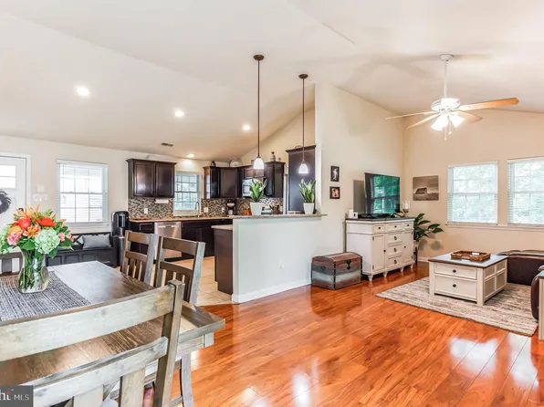 285 Oaktree Dr, Levittown, PA 19055