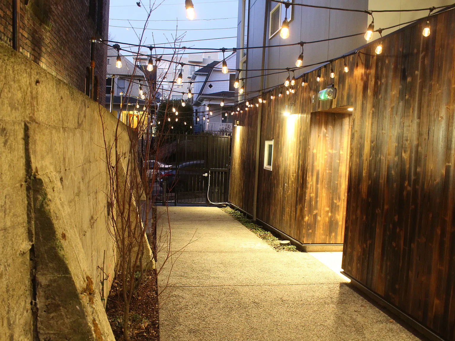 611 E Howell Street — Photo 2