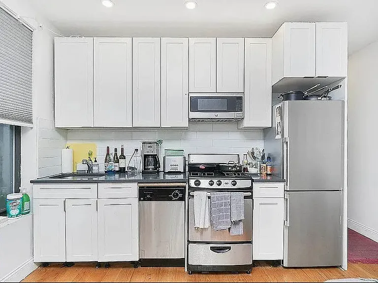 243 E 18th St #22 — Photo 4