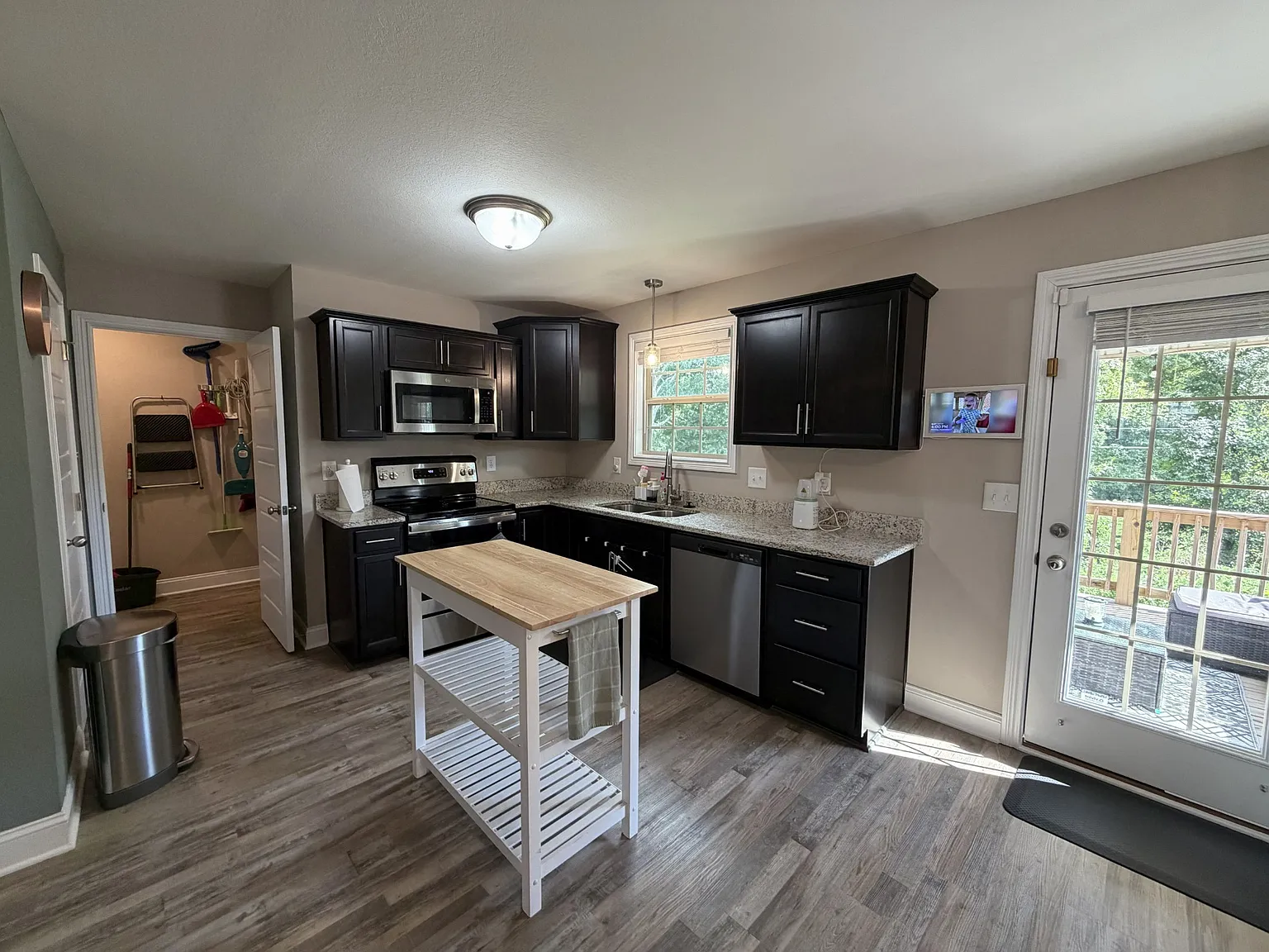 3 bed, 2.5 bath, 1595 sqft, $1,700 — Photo 4