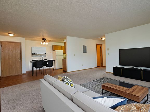 Fargo, ND Oak Court Apartments | Living