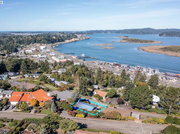 455 N 3rd Ct, Coos Bay, OR 97420