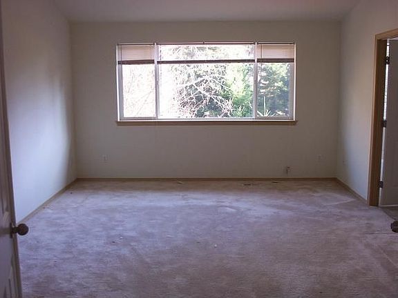 Master Bedroom w/5-piece bath, walk-in closet