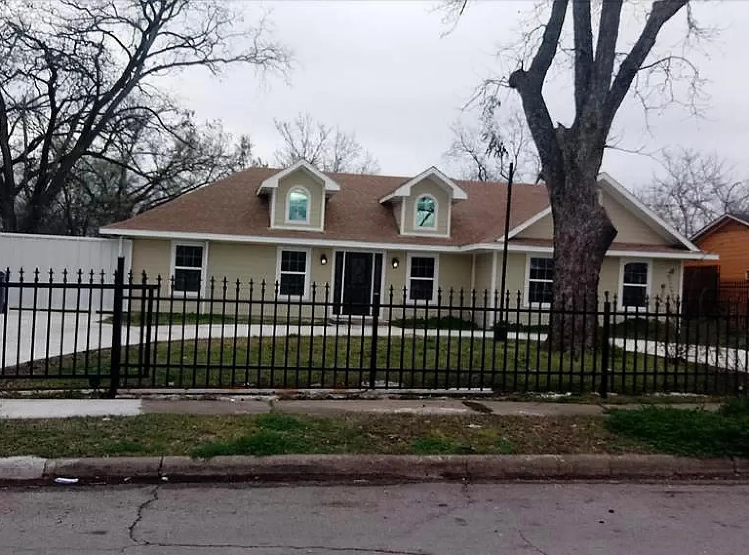 5 bed, 2.5 bath, 1900 sqft, $2,600 — Photo 1