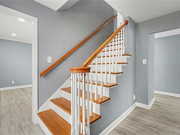 4th image of 204 N Gurney St