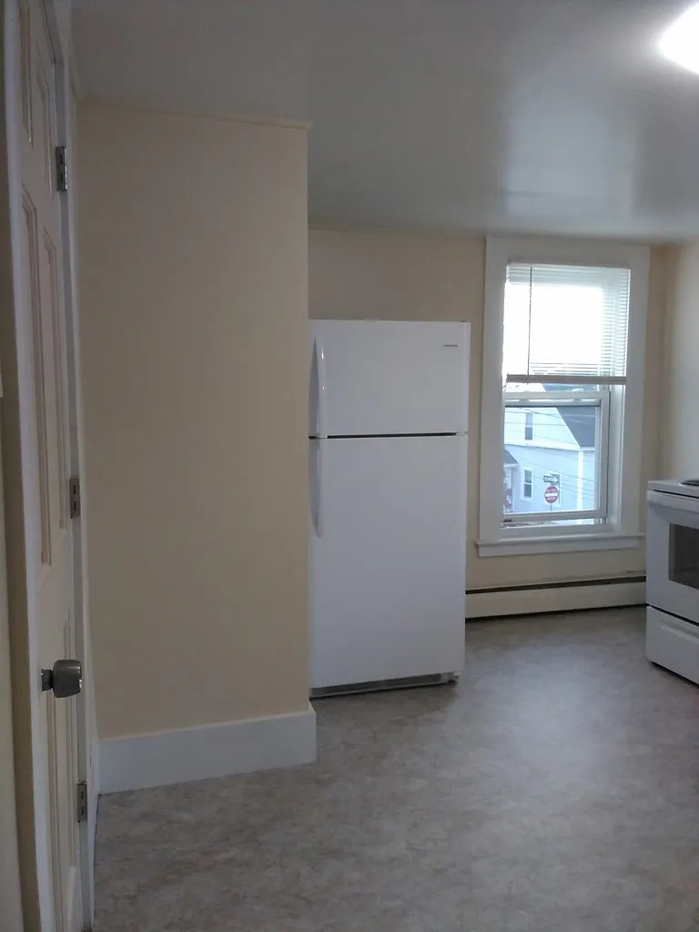 2nd floor 2-Bed Apartment with In-Unit Laundry near downtown Keene — Photo 2