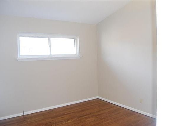 5th image of 225 Deane Ct