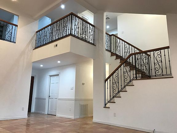 Entrance with staircase