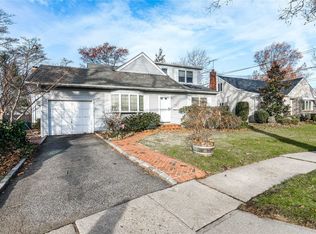 1586 Lakeview Dr, Hewlett, NY 11557