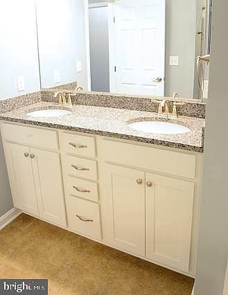 5th image of 402 N Hickory Ave