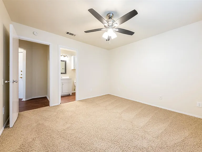 1304 Danbury Sq #A — Photo 6