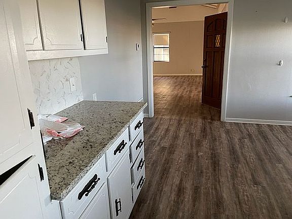 4th image of 209 E Avenue G
