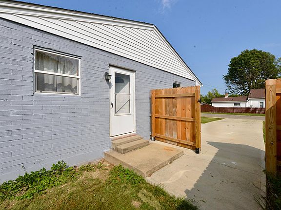 3rd image of 5001 Owen St