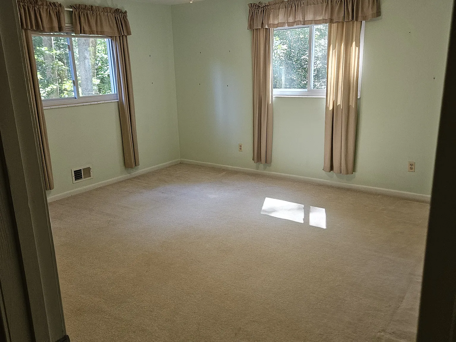 4 bed, 2528 sqft, $850 — Photo 1