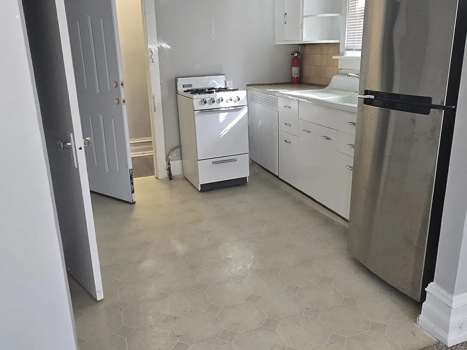 527 Windsor St — Photo 3