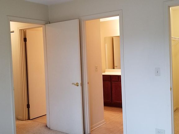 3rd image of 127 Glengarry Dr