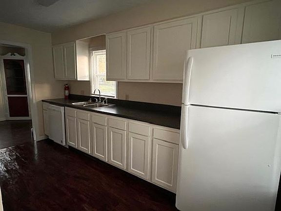 3rd image of 848 Lawrence Ave
