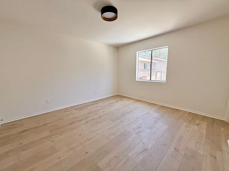 1027 Coronado Terrace — Photo 15