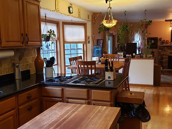 Kitchen view into family rm
