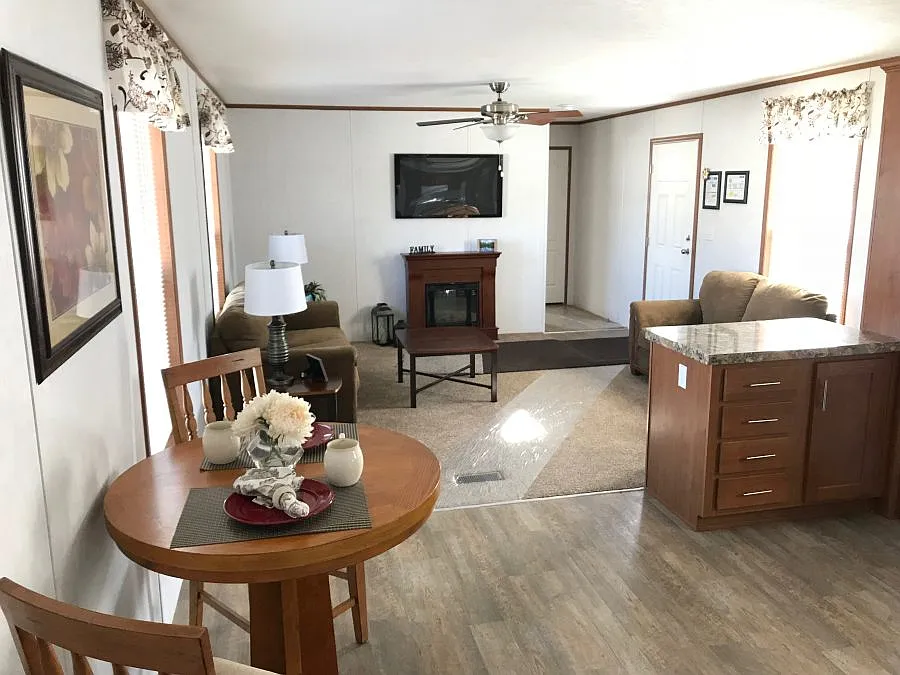 2 bed, 1001 sqft, $1,775 — Photo 2