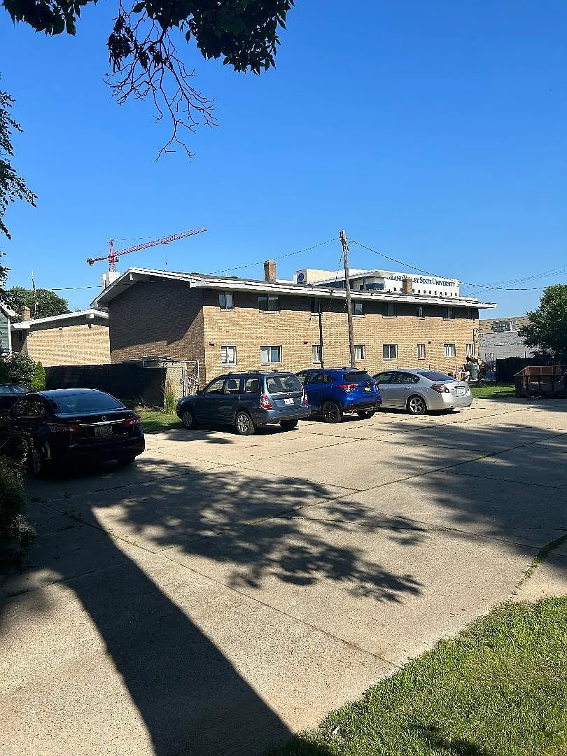 Building Photo - 423 Crescent St NE #1