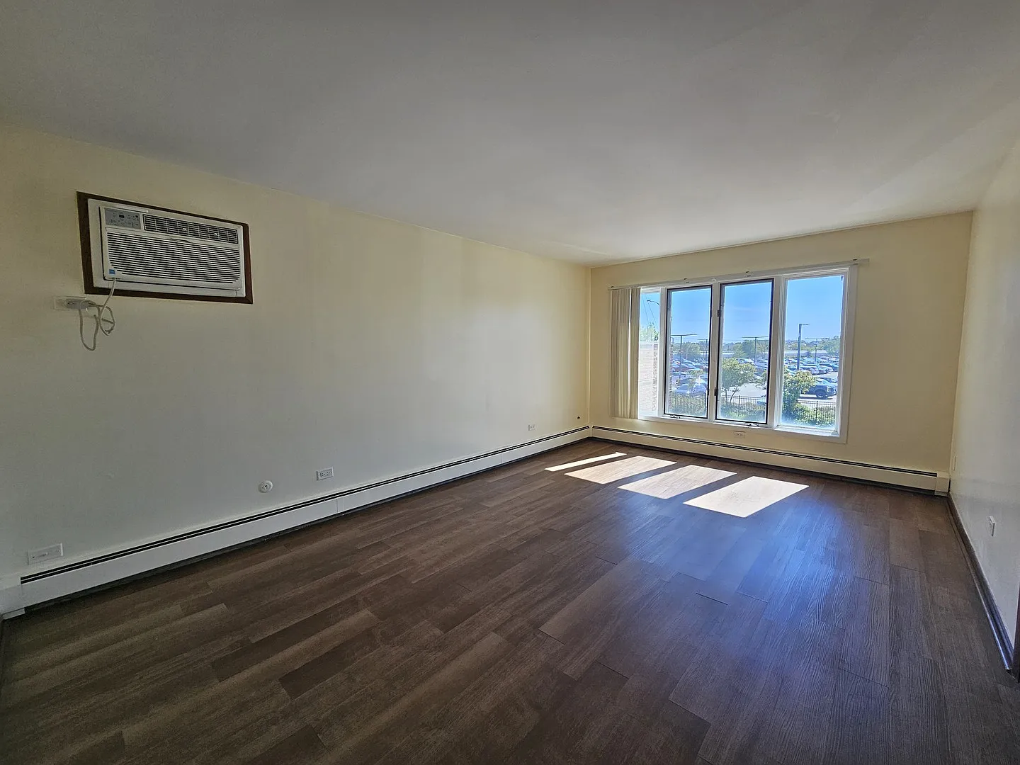 3 bed, 1.5 bath, 1050 sqft, $1,800 — Photo 2