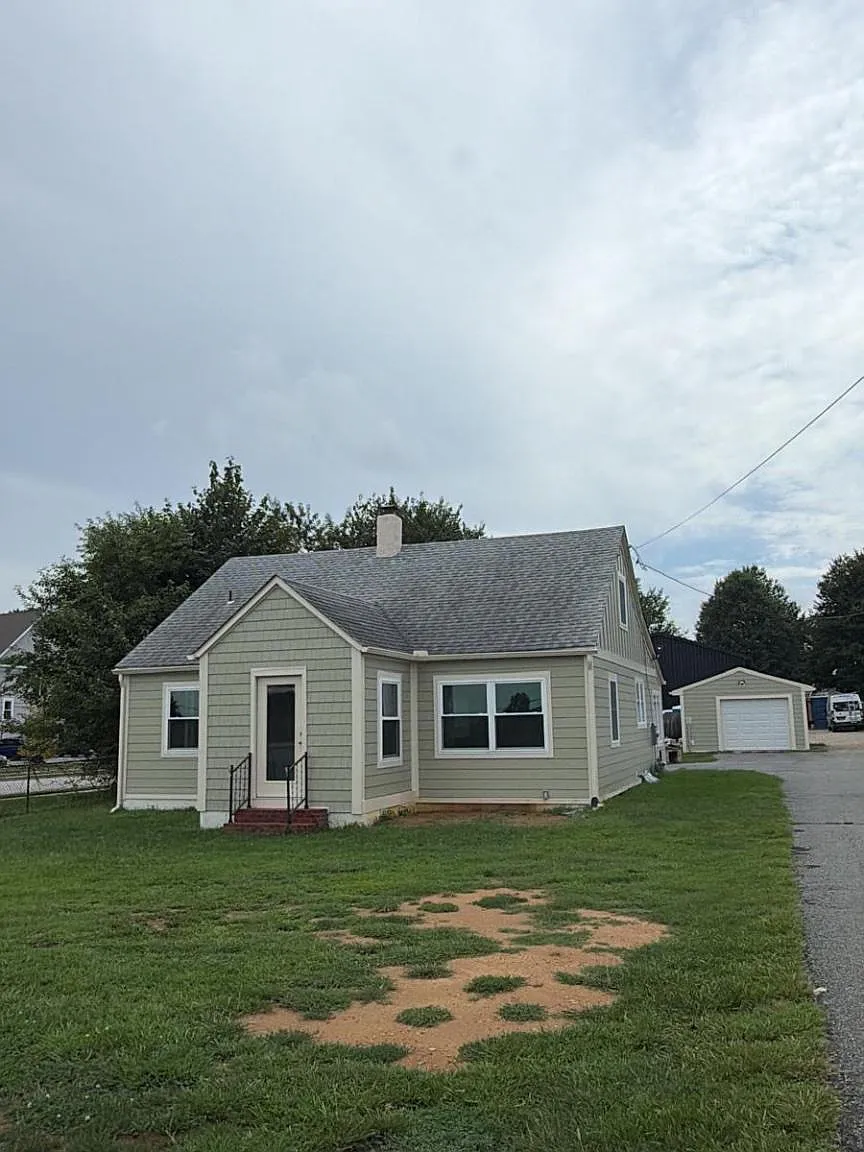 3 bed, 1.0 bath, 1120 sqft, $2,150 — Photo 1