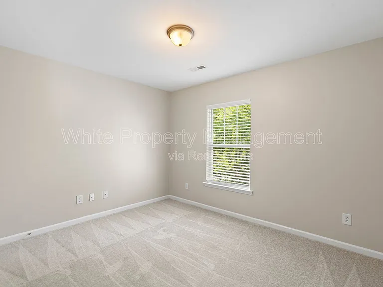 1141 Hammond Dr — Photo 28