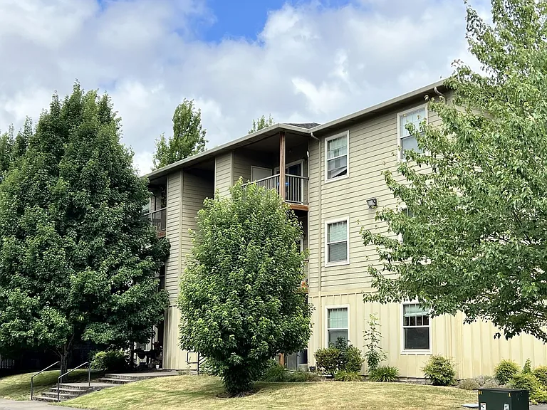 Catron Apartments - 1-3 Bedrooms 2 Bathrooms with In Unit Washer/Dryer and Internet — Photo 15