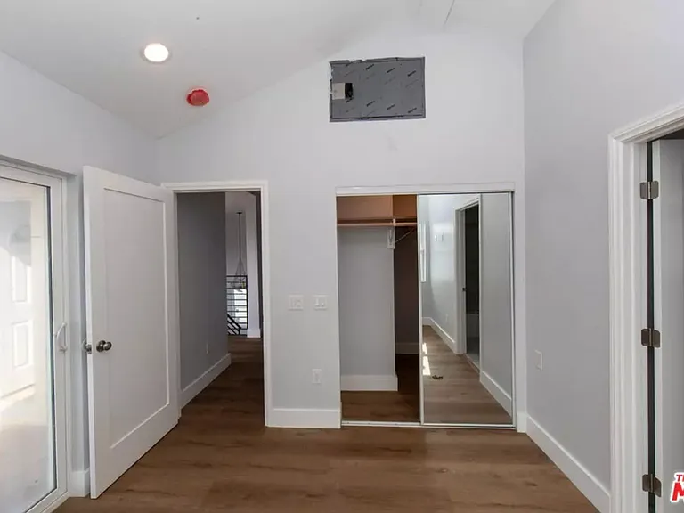 2210 S Harcourt Ave — Photo 15