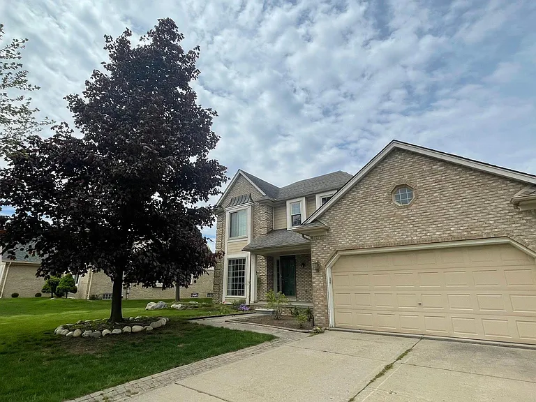 1027 Congress Dr — Photo 1