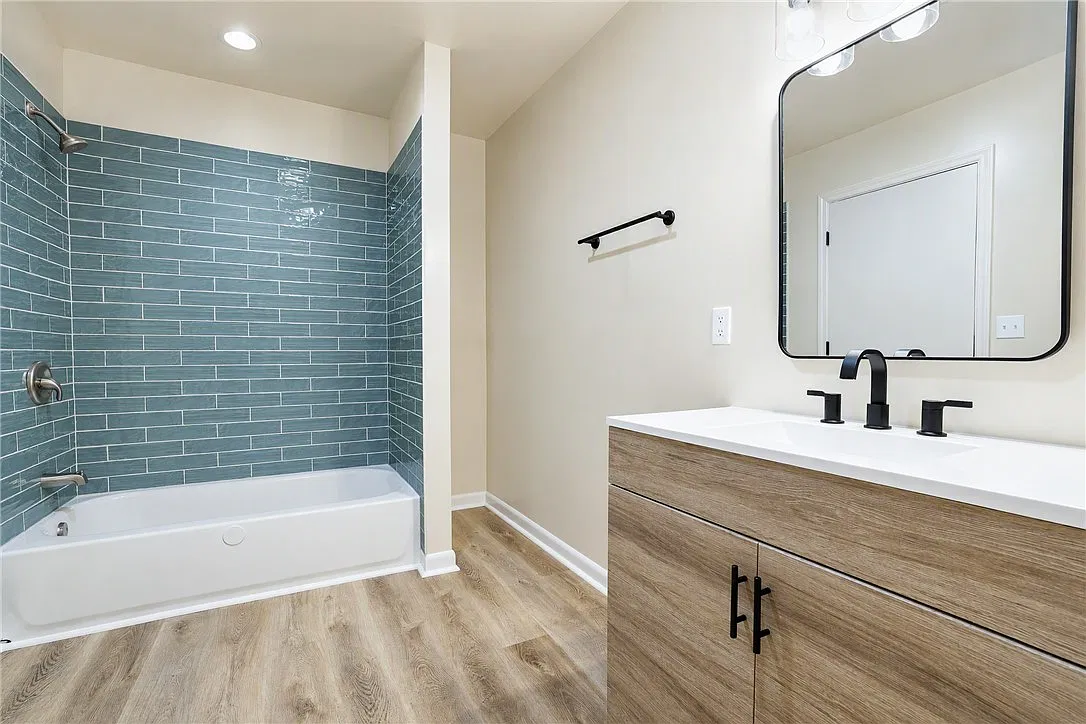 2 bed, 2.0 bath, 965 sqft, $1,600 — Photo 4